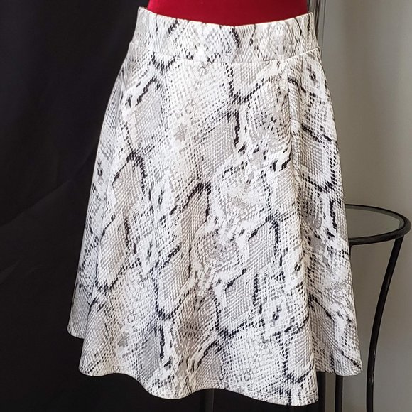 Apt. 9 Dresses & Skirts - NEW Women's Apt. 9 Circle Mini Skirt, Snakeskin